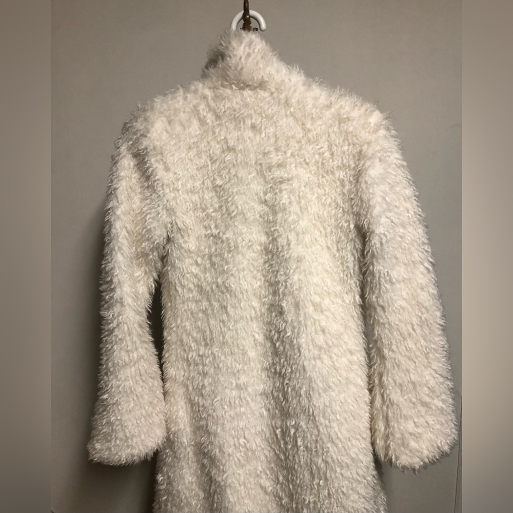 Unique white faux fur coat with lace details - Picture 5 of 8